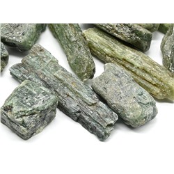 Кианит зеленый 32*15*11мм, 10-14г