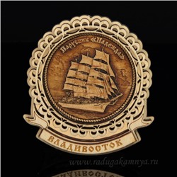 Магнит из бересты г. Владивосток "Парусник Надежда" 70*77мм вставка золотистая