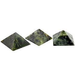 Пирамида из нефрита 25*25*14мм