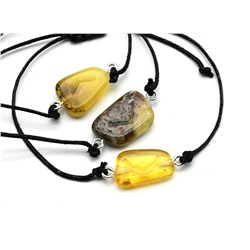 Браслет с Руной Кеназ из янтаря 10*17мм на шнурке цв.медово-молочный