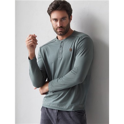 Тонкий лонгслив с круглым воротом на пуговицах из премиального хлопка с эластаном