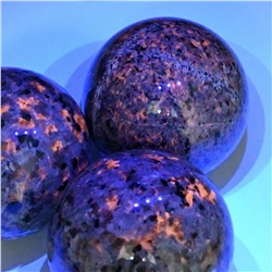 Шар из кварца с флуоресценцией, диаметр 57-58мм.