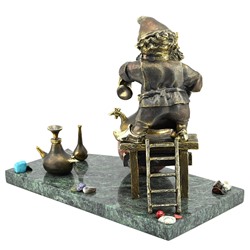 Гном химик из бронзы на подставке из змеевика 265*145*225мм.