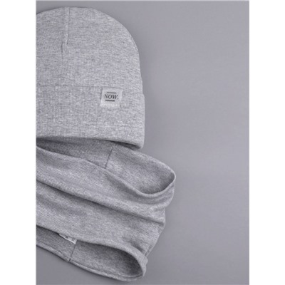 Шапка трикотажная детская с отворотом, кашкорсе, формы лопата, нашивка NOW +снуд, серый меланж