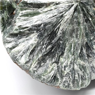 Камень серафинит "Клинохлор" 82*67*48мм, 313г