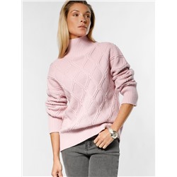 Свитер из мягкой пряжи крупной резной вязки