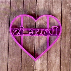 Вырубка для пряника с оттиском "Сердце LOVE IS", пластик, 10*11 см