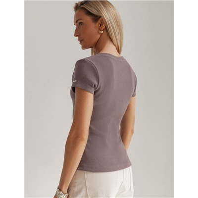 Футболка из плотного трикотажа в рубчик с V-образным вырезом