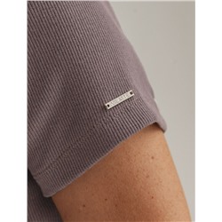 Футболка из плотного трикотажа в рубчик с V-образным вырезом