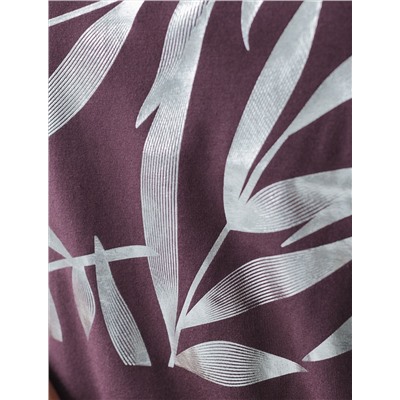 Нарядная футболка с серебристым принтом