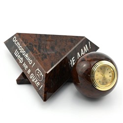 Шефики из обсидиана треугольник с шаром с часами 145*145*110мм.