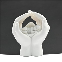 Фигурка из мрамолита "Ангелочек спящий в руках" 53*38*53мм