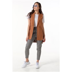 Жилет удлиненный прямой с разрезами по бокам из костюмной ткани миндальный