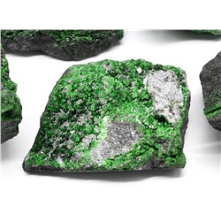Минерал уваровит 1 сорт 38*29*25мм 40-49г