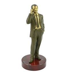 Статуэтка Бизнесмен на камне 85*85*210мм.
