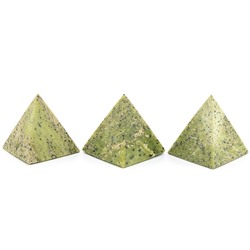 Пирамиды из жадеита 50*50*50мм