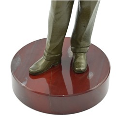 Статуэтка Бизнесмен на камне 85*85*210мм.