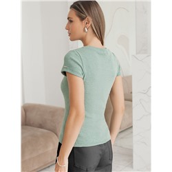 Футболка из плотного трикотажа в рубчик с V-образным вырезом