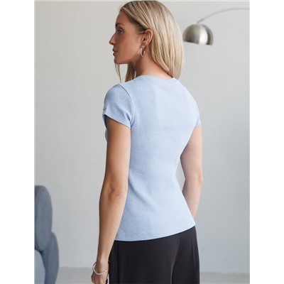 Футболка из плотного трикотажа в рубчик с V-образным вырезом