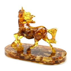 Конь на подставке из янтаря 165*90*125мм цв.медовый, 303г