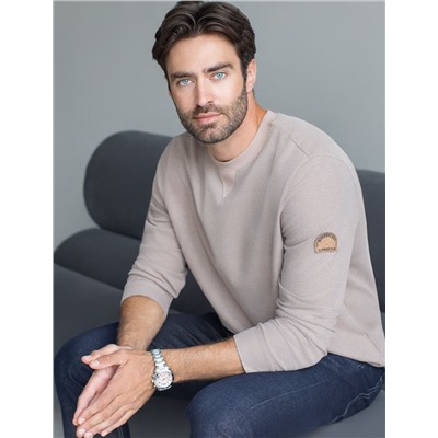 Джемпер легкий из фактурного эластичного трикотажа с принтом