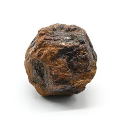 Камень гранат "Альмандин" самородный 66*59*57мм, 405г