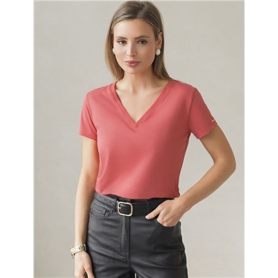 Футболка из премиального хлопка с V-образным вырезом