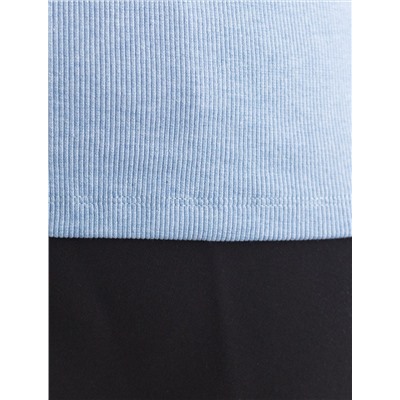 Футболка из плотного трикотажа в рубчик с V-образным вырезом