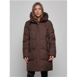 Пальто утепленное молодежное зимнее женское темно-коричневого цвета 52363TK
