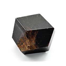 Камень гранат "Альмандин" с гранями 42*33*30мм 104г.