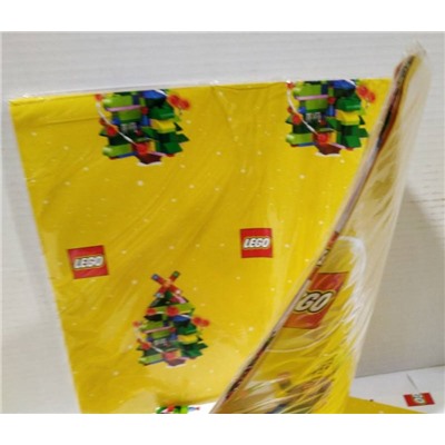 LEGO плотная фирменная упаковочная бумага - 3 листа с разными рисунками (2 желтых и 1 белый) с размерами каждого 80см на 60см. В вакуумной упаковке.