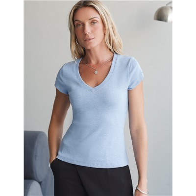 Футболка из плотного трикотажа в рубчик с V-образным вырезом