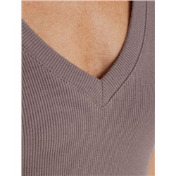 Футболка из плотного трикотажа в рубчик с V-образным вырезом