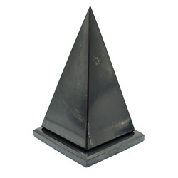 Пирамида из шунгита полированная высокая, полая, размер основания 70-75мм