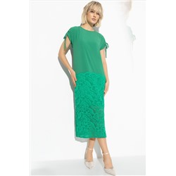 Длинное зелёное платье с кружевной юбкой и разрезом