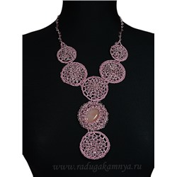 Плетеное украшение ручной работы цв.розовый с сердоликом, 50см