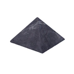 Пирамида из шунгита неполированная, размер основания 30-35мм