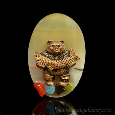 Сувенир магнит, уральские самоцветы "Медведь с рыбой" 60*80мм