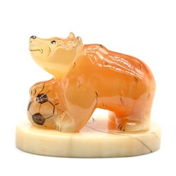 Скульптура из селенита "Медведь с мячом" 90*55*70мм