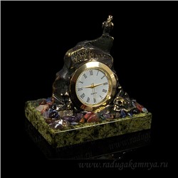 Часы "Нужный камень не тяжел" из бронзы на подставке из змеевика 80*60*85мм.