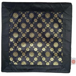 Индийский чехол для подушки МОНЕТЫ УДАЧИ В РАМКЕ, цвет ЧЕРНЫЙ (полиэстер, с обратной стороны однотонный на молнии, размер 40 на 40 см.), 1 шт.