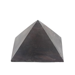 Пирамида из малинового кварцита неполированная, размер основания 40мм.