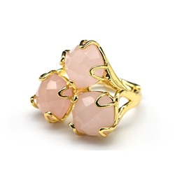 Модное кольцо с розовым кварцем из ювелирного сплава