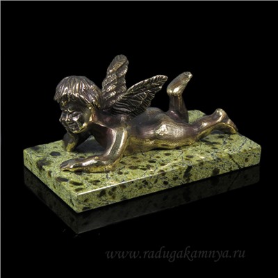 Ангел лежащий из бронзы на подставке из змеевика 83*45*48мм