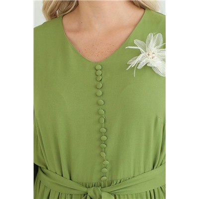 Платье длинное зелёного цвета с брошью в виде цветка