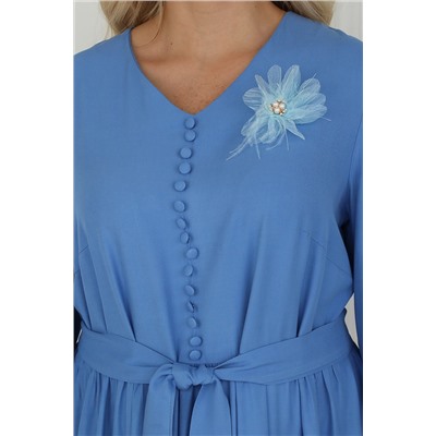 Платье длинное голубого цвета с брошью в виде цветка