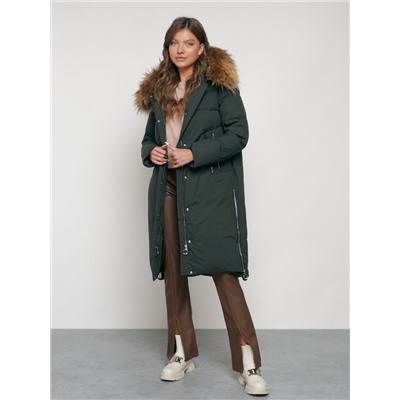 Пальто утепленное с капюшоном зимнее женское темно-зеленого цвета 133125TZ