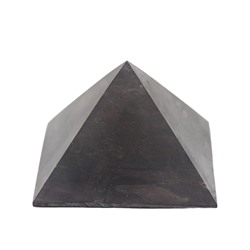 Пирамида из малинового кварцита неполированная, размер основания 50мм.