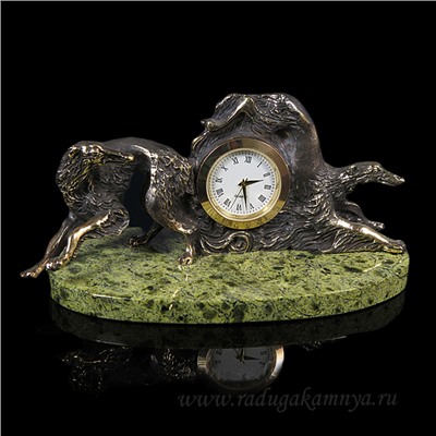 Часы "Собаки Борзые" из бронзы на подставке из змеевика 155*80*75мм (патинированые)