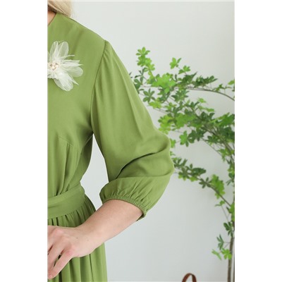 Платье длинное зелёного цвета с брошью в виде цветка